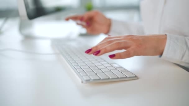 Mujer escribiendo el número de tarjeta de crédito en el teclado de la computadora. Está haciendo compras en línea. Servicio de pago en línea. — Vídeo de stock