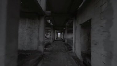 FPV insansız hava aracı terk edilmiş bir binanın içinden hızla geçiyor. İnsanlar olmadan kıyamet sonrası konumu