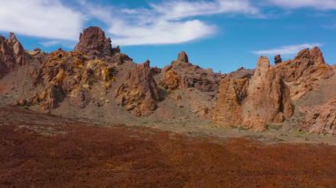 Teide Ulusal Parkı 'nın havadan görünüşü, çöl kayalıklarının üzerinden uçuşu, dağların manzarası. Mars yüzey kavramı. Tenerife, Kanarya Adaları