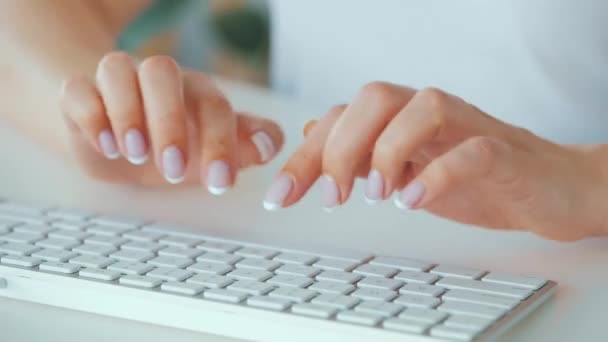 Manos femeninas escribiendo en un teclado de computadora. Concepto de trabajo remoto. — Vídeos de Stock