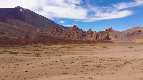 Vue aérienne du parc national Teide, vol au-dessus d'une surface rocheuse désertique, vue sur les montagnes. Concept de surface de Mars. Tenerife, Îles Canaries — Video