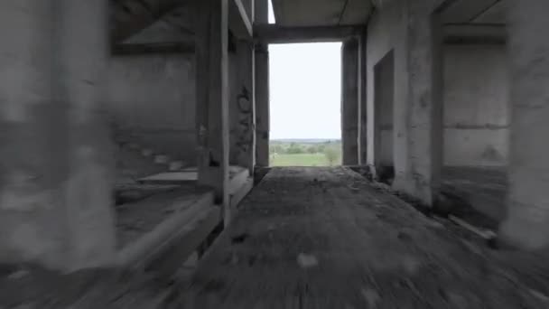FPV-drönaren flyger snabbt in i en övergiven byggnad. Postapokalyptiskt läge utan människor — Stockvideo