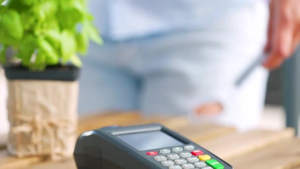Πληρωμή πιστωτικής κάρτας NFC. Γυναίκα πληρώνει με ανέπαφη πιστωτική κάρτα με τεχνολογία NFC. Ασύρματη συναλλαγή χρημάτων. Ασύρματη πληρωμή — Αρχείο Βίντεο
