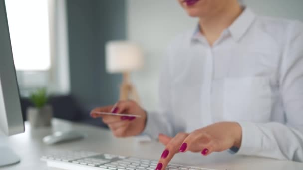 Γυναίκα πληκτρολογώντας αριθμό πιστωτικής κάρτας στο πληκτρολόγιο του υπολογιστή. Κάνει online αγορές. Υπηρεσία online πληρωμών. — Αρχείο Βίντεο