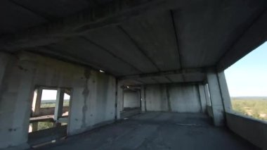 FPV insansız hava aracı terk edilmiş bir binanın içinde hızlı ve manevra kabiliyetine sahip. İnsanlar olmadan kıyamet sonrası konumu