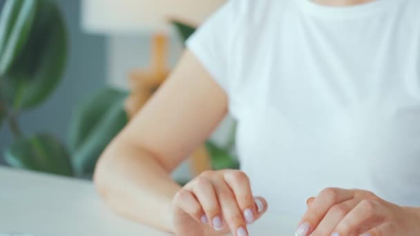 Manos femeninas escribiendo en un teclado de computadora. Concepto de trabajo remoto. — Vídeos de Stock