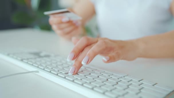 Mujer escribiendo el número de tarjeta de crédito en el teclado de la computadora. Está haciendo compras en línea. Servicio de pago en línea. — Vídeo de stock