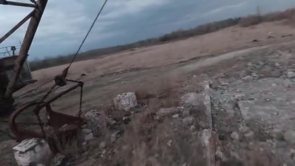 FPV drönare flyger smidigt nära rostig övergiven gående grävmaskin — Stockvideo