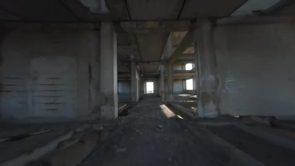 Die FPV-Drohne fliegt schnell durch ein verlassenes Gebäude. Postapokalyptischer Ort ohne Menschen — Stockvideo