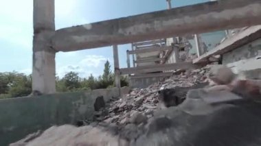 FPV insansız hava aracı, terk edilmiş bir binanın içinden hızla ve manevra kabiliyetiyle uçar. İnsanlar olmadan kıyamet sonrası konumu