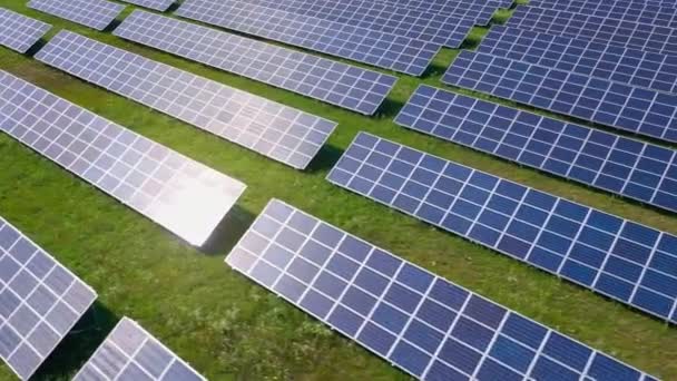 Політ над полем сонячних панелей в сонячний літній день. Екологічні інновації . — стокове відео
