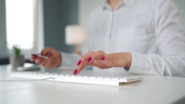 Mujer escribiendo el número de tarjeta de crédito en el teclado de la computadora. Está haciendo compras en línea. Servicio de pago en línea. — Vídeo de stock