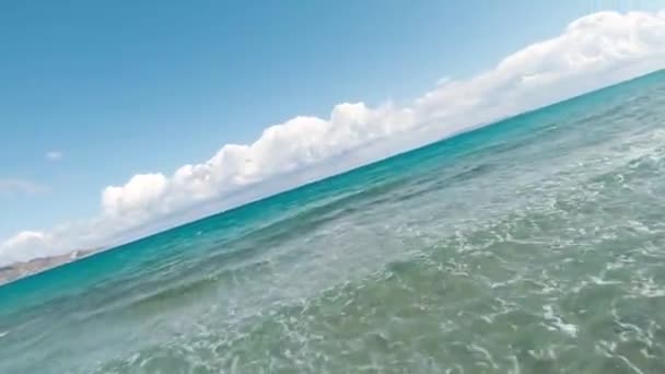 Snelle en manoeuvreerbare vlucht vanaf de kust boven het wateroppervlak. Prachtige azuurblauwe Middellandse Zeekust, Kreta, Griekenland — Stockvideo