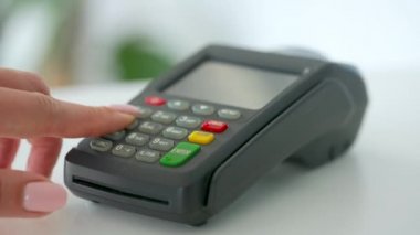 Akıllı telefondan yapılan temassız ödeme. Kablosuz ödeme konsepti. Yakın plan, kadın banka terminalindeki siparişi ödemek için akıllı telefon nakitsiz cüzdan teknolojisi kullanıyor..