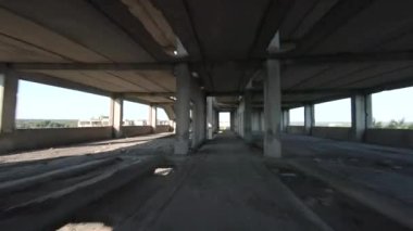 FPV insansız hava aracı terk edilmiş bir binanın içinden hızla geçiyor. İnsanlar olmadan kıyamet sonrası konumu