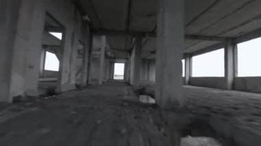 FPV insansız hava aracı terk edilmiş bir binanın içinde hızlı ve manevra kabiliyetine sahip. İnsanlar olmadan kıyamet sonrası konumu