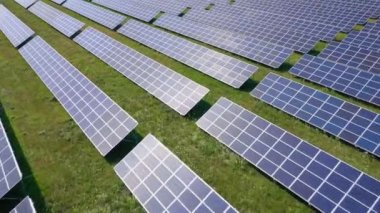 Güneşli yaz gününde güneş panellerinin üzerinden uçmak. Ekolojik yenilik.