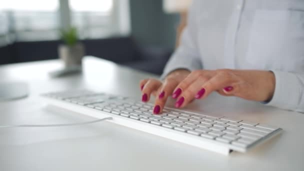 Γυναίκα δακτυλογραφεί σε ένα πληκτρολόγιο υπολογιστή. Έννοια της απομακρυσμένης εργασίας. — Αρχείο Βίντεο