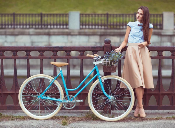 Jonge elegant gekleed vrouw met fiets-, zomer- en levensstijl — Stockfoto