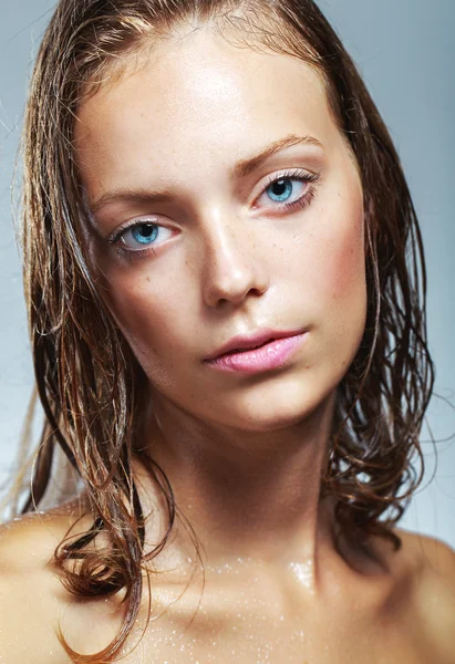 Menina lindo com gotas de água em seu rosto — Fotografia de Stock