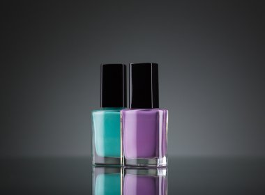 Lila ve yeşil oje siyah