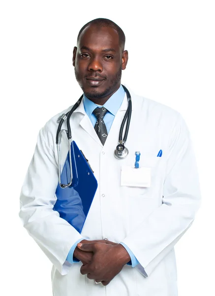 Portrett av en smilende mannlig lege som holder en notisblokk på hvitt – stockfoto