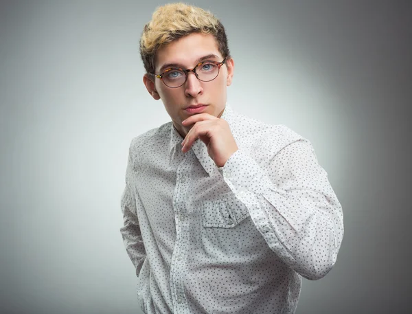 Young man looking to the camera wearing glasses — Stock Photo, Image