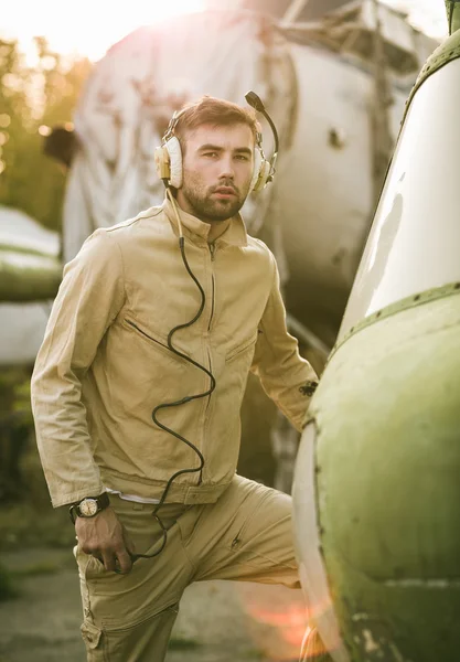 Jovem piloto posando perto do helicóptero — Fotografia de Stock