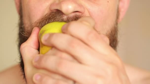 Mann isst Apfel — Stockvideo
