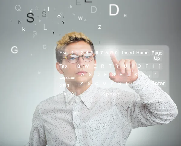 Affärsman att trycka på program på datorn med touch s — Stockfoto