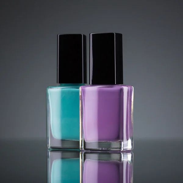 Lilas et vernis à ongles vert sur noir — Photo