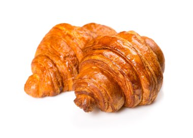 Taze ve lezzetli kruvasan beyaz üzerinde