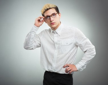 gözlük kamera arıyorum ciddi delikanlı