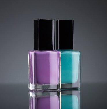 Lila ve yeşil oje siyah