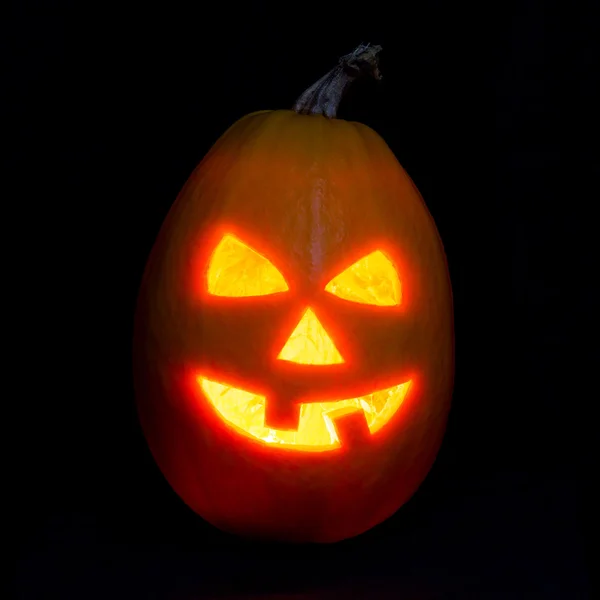 Halloween calabaza jack-o-linterna vela encendida, aislado en negro —  Fotos de Stock