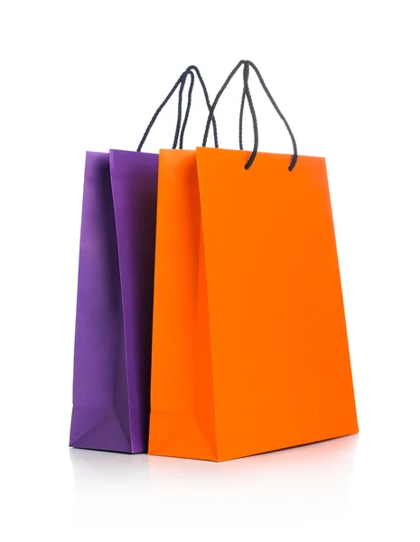 Dwa papierowe torby na zakupy z refleksji nad białym — Zdjęcie stockowe