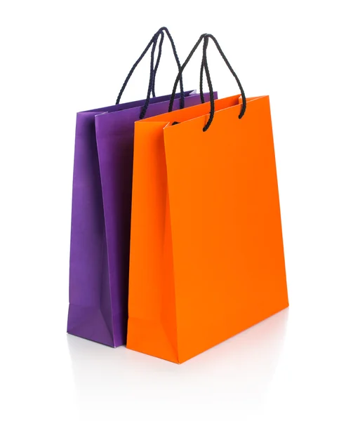 Dwa papierowe torby na zakupy z refleksji nad białym — Zdjęcie stockowe