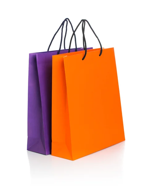 Dos bolsas de papel Shopping con reflexión sobre blanco —  Fotos de Stock