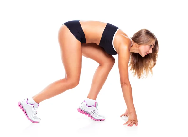 Joven chica deportiva hace ejercicios en un blanco — Foto de Stock