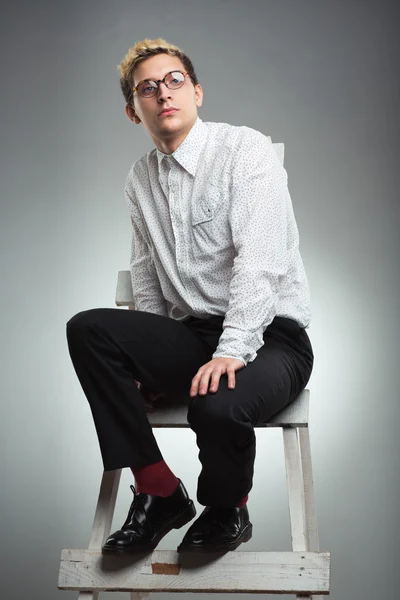 Young businessman looks into the distance in career ladder — Stock Photo, Image