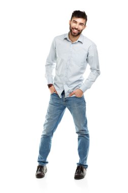 İzole üzerinde beyaz gülümseyen genç sakallı biri