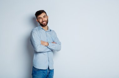 Gülümseyen genç sakallı biri