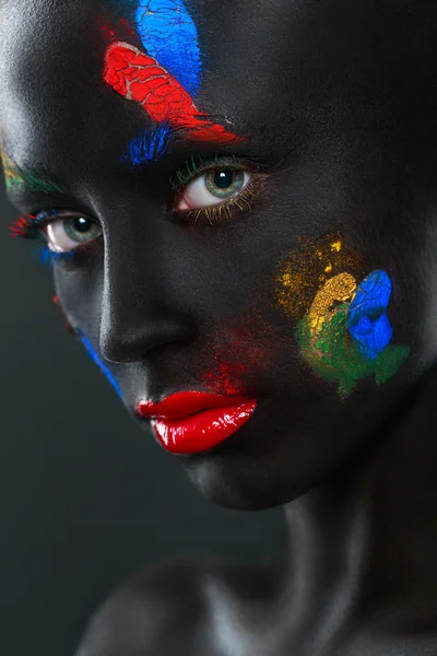 Retrato de una hermosa mujer con cara negra — Foto de Stock