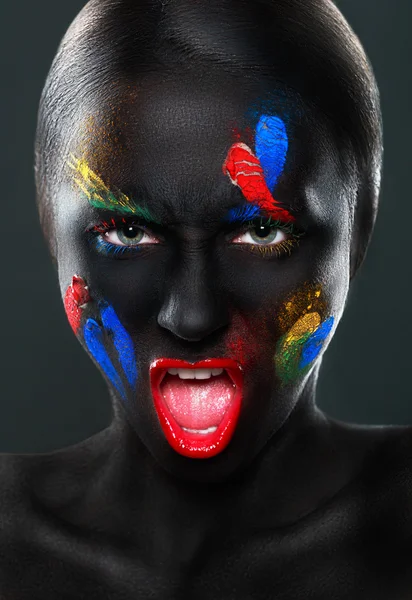 Retrato de uma bela mulher de boca aberta com rosto preto — Fotografia de Stock