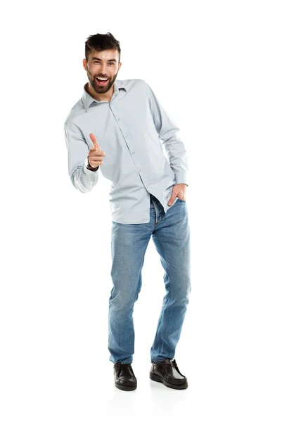 Ένας νεαρός γενειοφόρος άνδρας χαμογελώντας με το δάχτυλο επάνω απομονωθεί σε λευκό — Φωτογραφία Αρχείου