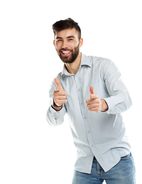 Um jovem barbudo sorrindo com os dedos isolados no branco — Fotografia de Stock