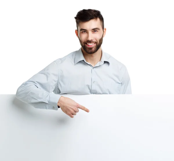 Un joven barbudo mostrando un letrero en blanco, aislado sobre blanco —  Fotos de Stock