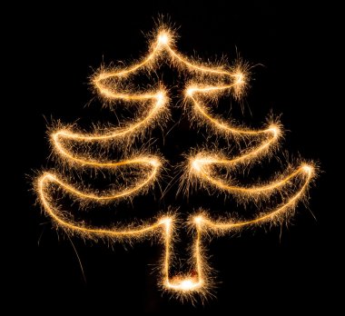 Noel ağacı üzerinde siyah bir maytap tarafından yapılan