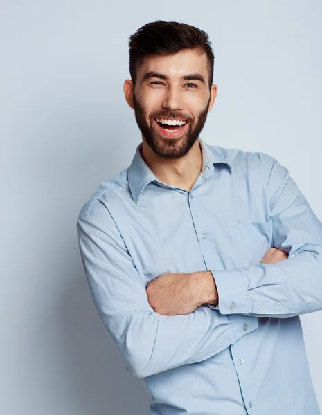 Een jonge bebaarde man die lacht — Stockfoto