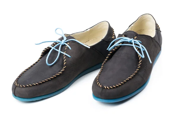 Schwarze Männer lederne Loafer mit blauen Sohlen und Schnürsenkeln auf einem weißen — Stockfoto